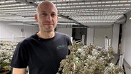 Marc Thalus vom Greifswalder Cannabis-Club "SoChill Green" © NDR Foto: Paula Deusing