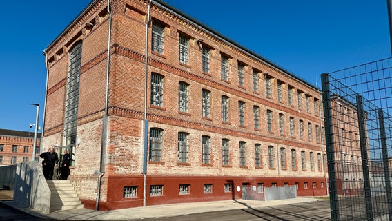 Das Hafthaus B in der Justizvollzugsanstalt Bützow. © NDR Foto: David Pilgrim