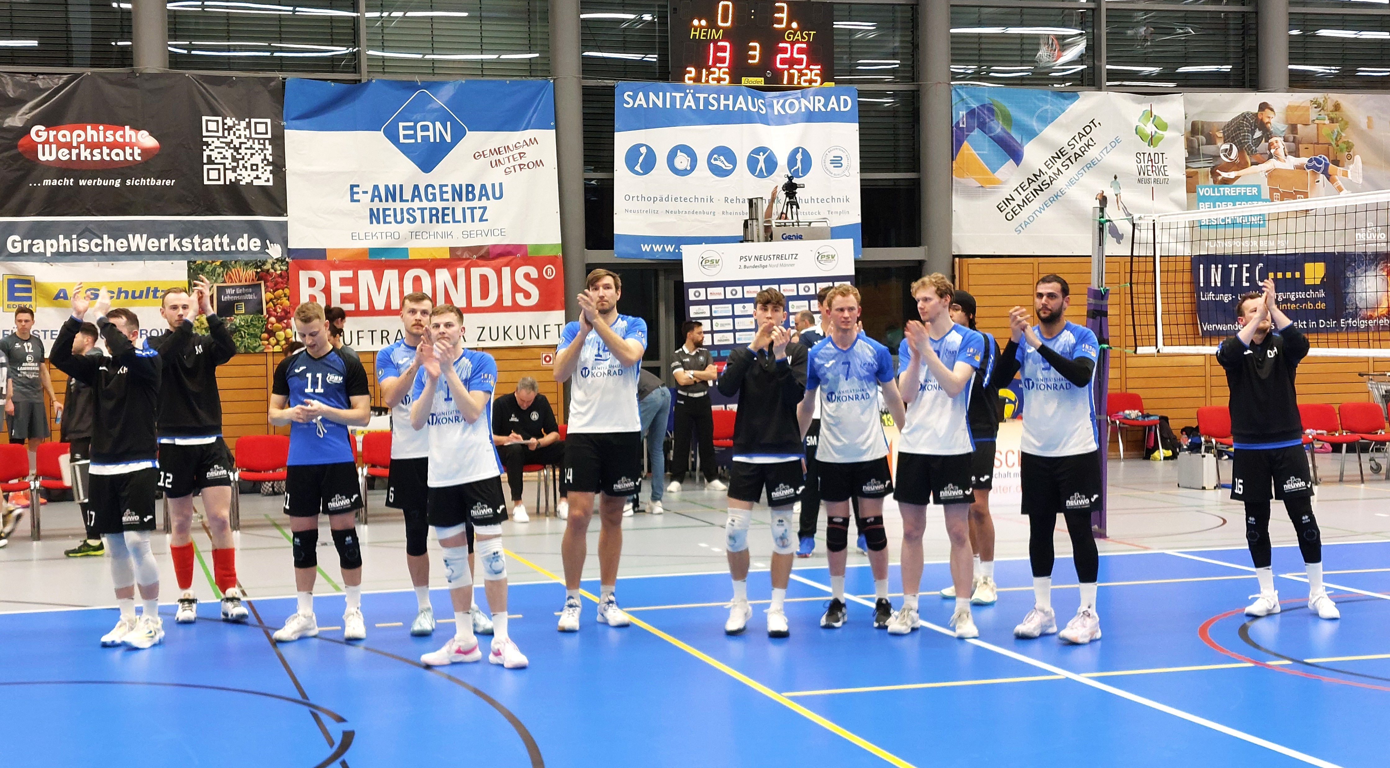 Etwa 450 Zuschauer waren in der Strelitzhalle dabei. Die PSV-Männer mussten eine Niederlage einstecken. Etwa 450 Zuschauer waren in der Strelitzhalle dabei. Die PSV-Männer mussten eine Niederlage einstecken. © NDR Foto: Stefan Thoms