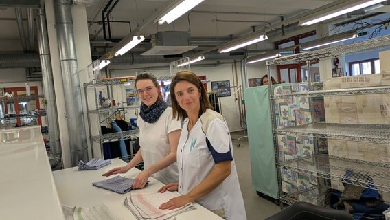 Rund 500 Menschen mit Behinderungen arbeiten heute in den Werkstätten des Michaelshofes - wie die 29-jährige Franziska (l.) in der Wäscherei. Neben ihr die Leiterin Pia Luck. © Katja Bülow 