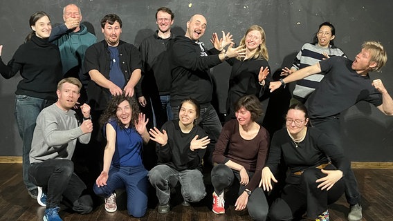 Gruppenbild der neuen Studierenden im Masterstudiengang "Theater unterrichten" an der HMT in Rostock. © Ina Driemel 