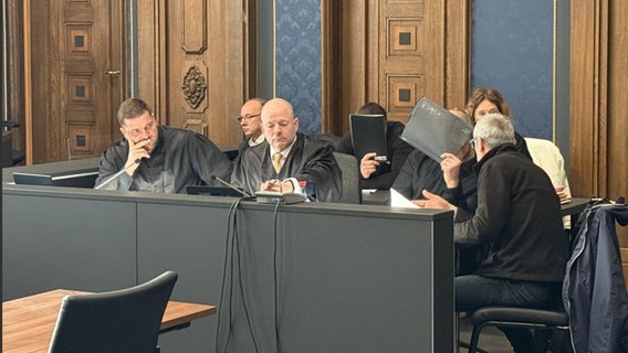 Zwei Angeklagte und Anwälte vor dem Landgericht Schwerin © NDR Foto: Christoph Kümmritz