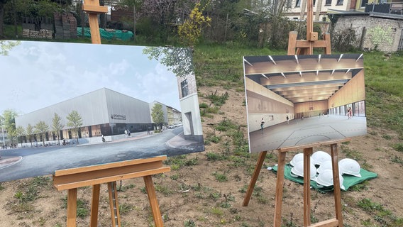 Zwei Visualisierungen zeigen, wie die Sporthalle aussehen soll, die auf dieser Fläche gebaut wird. © NDR Foto: Andreas Lußky