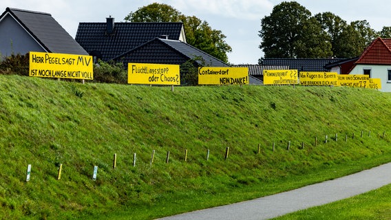 Schilder mit den Aufschriften in Upahl © Axel Heimken 