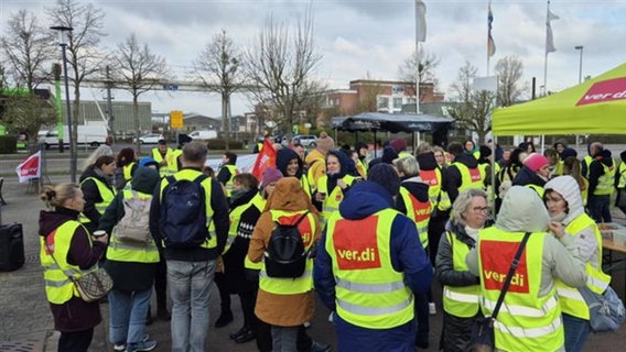 Beschäftigte von Helios Schwerin beim Streik © NDR Foto: Fabian Weißhaupt