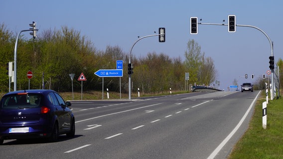Ampelanlagen ohne Funktion. Die Auffahrt zur A20 Richtung nach Rostock ist ausgeschildert. © NDR Foto: Christoph Woest