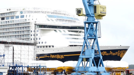 Kreuzfahrtschiff "Disney Adventure" verlässt Schiffbauhalle © Marcus Golejewski/TNN/dpa 