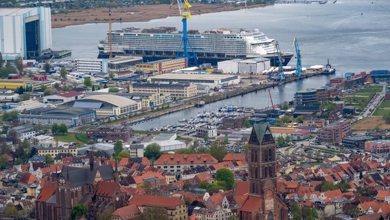 Kreuzfahrtschiff "Disney Adventure" verlässt Schiffbauhalle © Stefan Sauer/dpa 