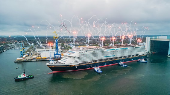 Kreuzfahrtschiff "Disney Adventure" verlässt Schiffbauhalle © NDR/ Andreas Huth aus Berlin Foto: NDR/ Andreas Huth aus Berlin