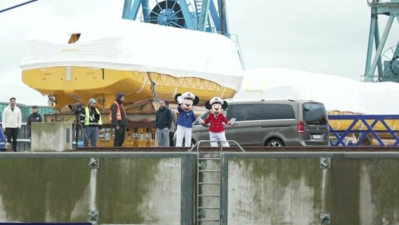 Kreuzfahrtschiff "Disney Adventure" verlässt Schiffbauhalle © Stefan Sauer/dpa 