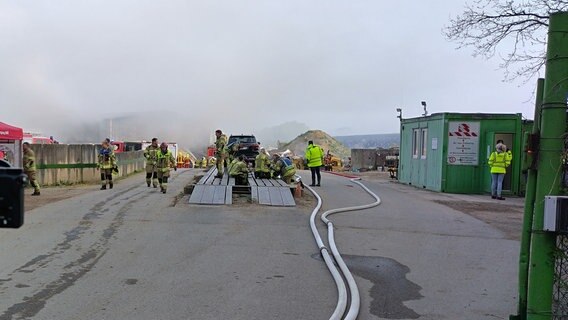 Feuerwehrleute sind auf dem Gelände des Abfallwirtschaftshof Müggenburg im Einsatz. © Christoph Woest/NDR Foto: Christoph Woest/NDR