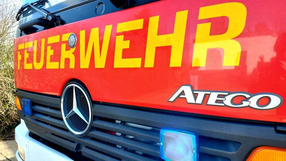 Die Front eines Feuerwehrfahrzeuges in Nahaufnahme. © NDR Foto: Stefan Thoms