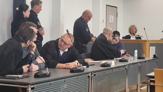 Am Landgericht Neubrandenburg ging der Prozess gegen zwei junge Männer zu Ende, die eine gemeinsame Bekannte mit einem Hammer angegriffen haben. © NDR Foto: Sven-Peter Martens