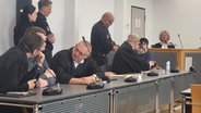 Am Landgericht Neubrandenburg ging der Prozess gegen zwei junge Männer zu Ende, die eine gemeinsame Bekannte mit einem Hammer angegriffen haben. © NDR Foto: Sven-Peter Martens