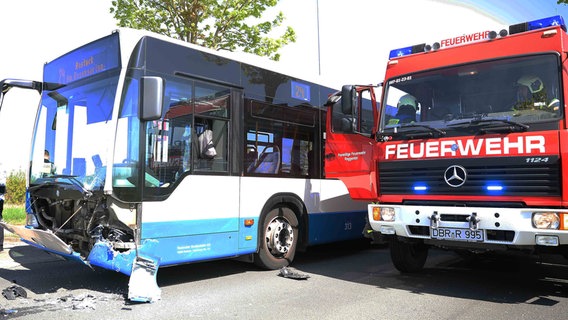 Durch einen Zusammenstoß mit einem Linienbus in Roggentin gab es vier Verletzte. © NonstopNews Rostock Foto: Stefan Tretropp