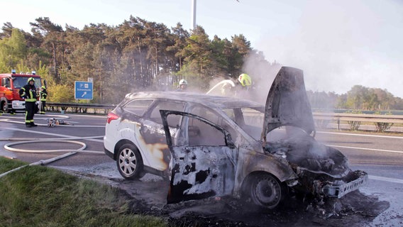 Ein Auto ist völlig ausgebrannt auf der A 24 am 1. Mai. © NDR / Ralf Drefin Foto: Ralf Drefin