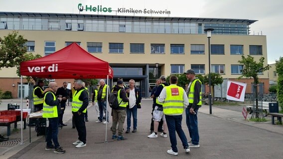 Streikende vor der Helios-Klinik Schwerin © NDR 