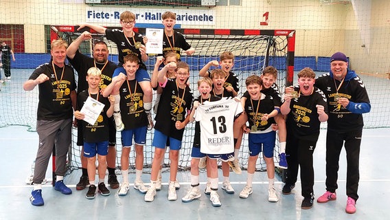 Die D-Jugend-Handballer von Fortuna Neubrandenburg feiern ihren Landesmeister-Titel. © NDR Foto: Stefan Thoms