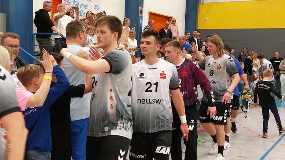 Die Neubrandenburger Fortuna-Handballer verabschieden sich nach em letzten Saison-Heimspiel von ihren Fans. © NDR Foto: Stefan Thoms