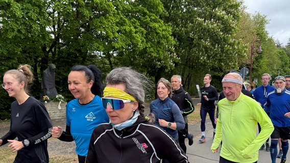 Läuferinnen und Läufer starten beim Sachsenhausen Gedenklauf in Raben Steinfeld. © NDR Foto: Christoph Kümmritz