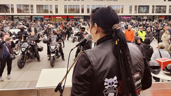 Biker haben für den ambulanten Kinderhospizdienst 6 800 Euro bei ihrem Bikergottesdienst in Neubrandenburg gesammelt. © D.Cirstea Foto: D.Cirstea