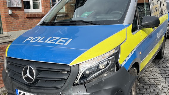 Polizeifahrzeug nach Unfall in Hagenow © Polizeiinspektion Ludwigslust 