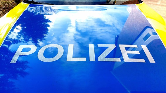 Die Motorhaube eines Polizeiautos mit Schriftzug. © NDR Foto: Stefan Thoms