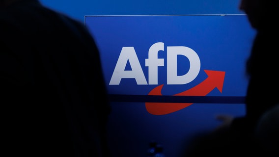 Das AfD-Logo prangt, in weißer Schrift auf blauem Grund, auf einer Tafel. (Themenbild) © dpa-Bildfunk Foto: Carsten Koall
