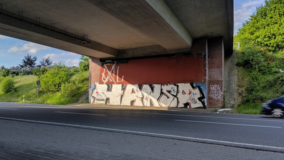 An dem Brückenpfeiler an der Wismarer Ortsumgehung ist offensichtlich ein Schriftzug übermalt worden. © NDR/Christoph Woest Foto: Christoph Woest