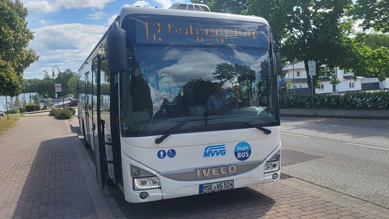 Regiobuslinie 12 zwischen Röbel und Neubrandenburg © NDR Foto: Heike Becker