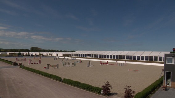 Reitplatz ohne Pferde für Springturnier © NDR 