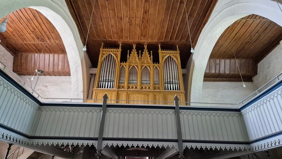 Auf der Empore in der Kirche in Biestow ist das Pfeifenwerk der Orgel zu sehen © NDR Foto: Nora Reinhardt