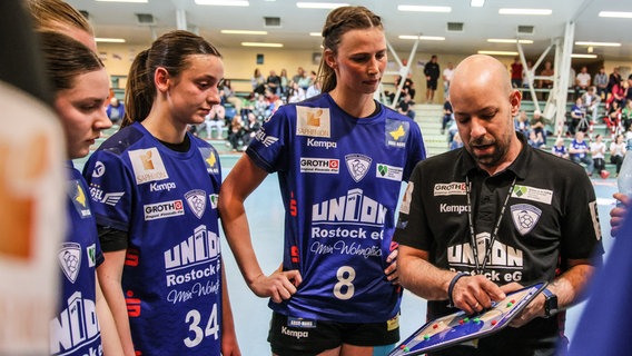 Die Handballerinnen der Rostock Dolphins wollen in die 2. Bundesliga aufsteigen. © Rostocker HC Foto: Sebastian Heger