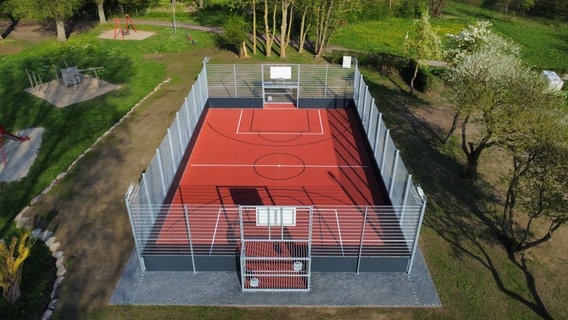 Neuer umzäunter Basketball Platz in Horst © NDR Foto: Moritz Schröder