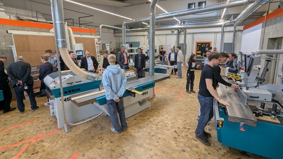 Die neue Holzwerkstatt im Regionalen Beruflichen Bildungszentrum Müritz. © Landkreis Mecklenburgische Seenplatte Foto: Marten Schröder