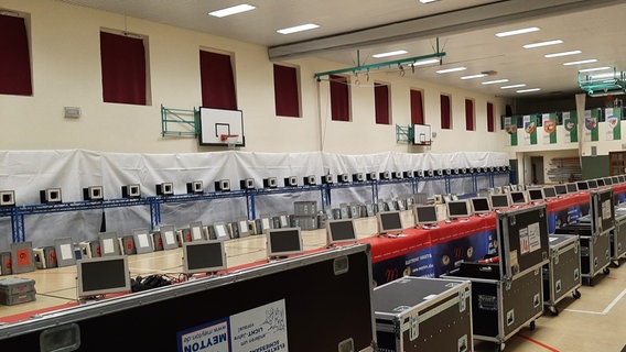 In der Sporthalle der Güstrower Sportschule wurden für die Landesmeisterschaften im Druckluftschießen elektronische Schießstände aufgebaut. © Landesschützeverband Mecklenburg-Vorpommern Foto: Jörn Schmöker