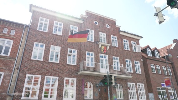 Das Rathaus von Neukloster. (Themenbild) © NDR Foto: NDR/Screenshot