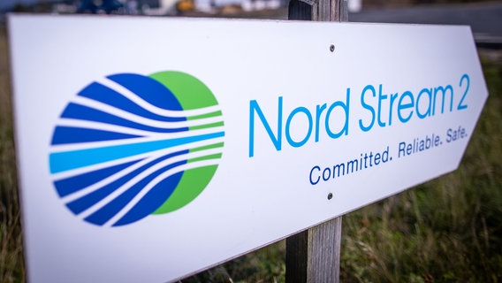 Ein Wegweiser steht vor der Erdgasempfangsstation der Ostseepipeline Nord Stream 2 im vorpommerschen Lubmin. (Themenbild) © dpa-Bildfunk Foto: Jens Büttner