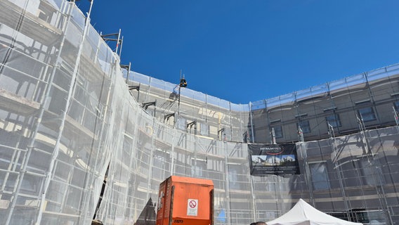 Ein eingerüsteter Neubau mit Richtkrone. © NDR Foto: Nora Reinhardt
