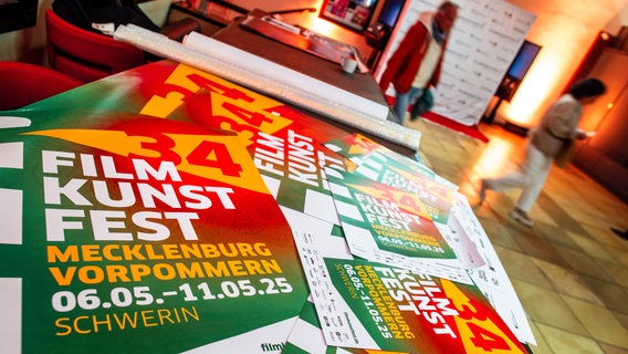 Plakate für das 34. Filmkunstfest Mecklenburg-Vorpommern liegen im Vorraum im Festivalkino «Capitol». © Jens Büttner 