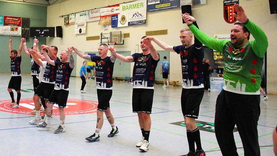 Die Regionalliga-Handballer der SG Uni Greifswald/loitz feiern den Klassenerhalt. © NDR 