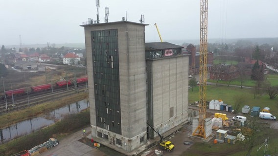 Ein Hochhaus - ein alter Kornspeicher aus der Luft fotografiert. © NDR Foto: NDR/Screenshot