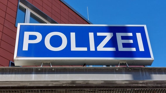 Ein Polizei-Schild auf einem Dienstgebäude in Neubrandneburg. © NDR Foto: Stefan Thoms