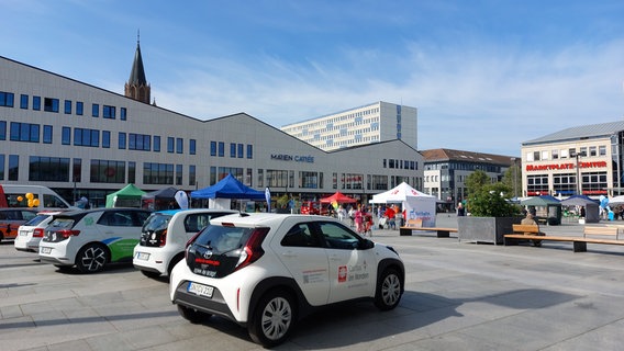 Auf dem Neubrandenburger Marktplatz präsentieren sich Pflege-Dienstleister der Region. © NDR Foto: Stefan Thoms