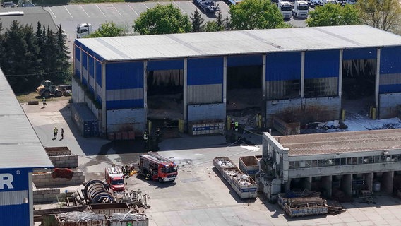 Der Brand in einer Halle für Abfallentsorgung in Holthusen. © Ralf Drefin 