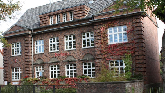 Das alte Rathausgebäude in Lübtheen - ein Klinkergebäude mit weißen Fenstern Das alte Rathausgebäude in Lübtheen - ein Klinkergebäude mit weißen Fenstern © Stadt Lübtheen