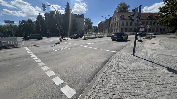 Die Goethestraße in Greifswald ist nach einer Woche für den Verkehr freigegeben. © NDR Foto: Robert Schubert
