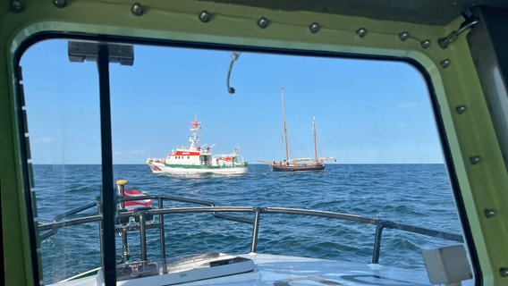 Der Seenotrettungskreuzer ARKONA nimmt den havarierten Zweimaster in Schlepp. © Die Seenotretter - DGzRS Foto: Die Seenotretter - DGzRS