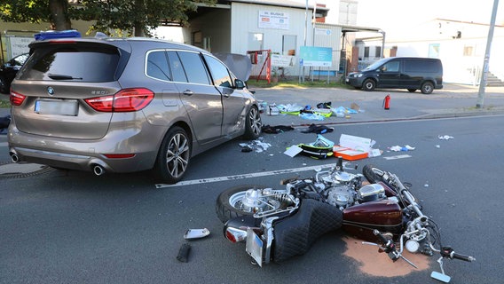 Ein Motorrad liegt auf der Straße, nachdem es mit einem Autor zusammengestoßen ist © Stefan Tretropp Foto: Stefan Tretropp