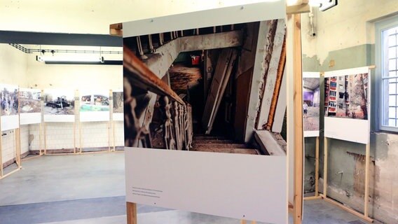 Ein Foto in einer Ausstellung zeigt ein zerstörtes Treppenhaus © Wiebke Marcinkowski Foto: Wiebke Marcinkowski